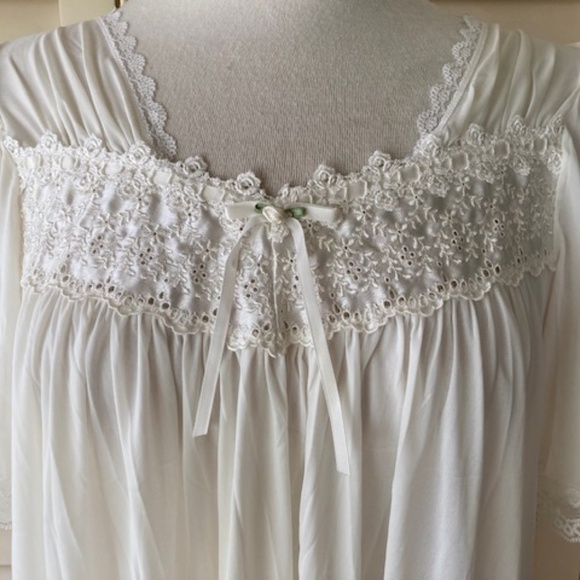 1960's Miss Elaine Waltz Length Nightgown - Picture 5 of 9